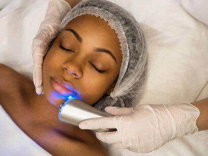 One woman undergoing ultrasound chromotherapy treatment in a hardware cosmetology session