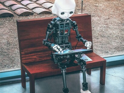 Portanto, afirmar que a IA não substitui pessoas, mas expõe quem sabe usá-la, é reconhecer que o centro da transformação continua sendo o ser humano. A tecnologia não elimina a necessidade de pensamento crítico, ética e sensibilidade; ao contrário, torna essas qualidades ainda mais indispensáveis em um mundo orientado por dados, algoritmos e decisões automatizadas
