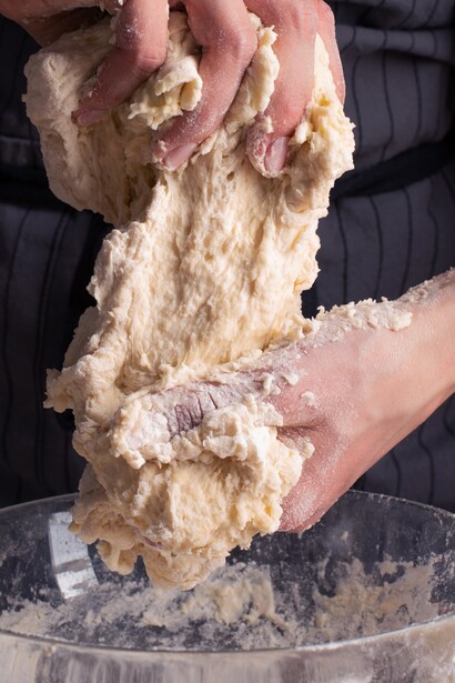 Ogni paese pugliese ha la sua variante della focaccia, con ingredienti che raccontano le peculiarità locali, dai capperi ai peperoni  