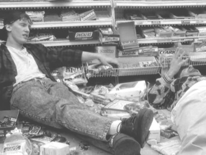 Clerks, scena dal film di Kevin Smith, (1994). Nella storia è presente anche Randal Graves (Jeff Anderson), miglior amico di Dante e commesso del videonoleggio adiacente