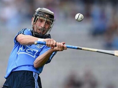Un jugador de hurling lanza la bola