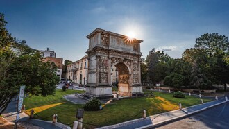 L'Arco di Traiano a Benevento, eretto nel 114 d.C., è uno dei monumenti romani meglio conservati e fu costruito per celebrare le vittorie dell'imperatore Traiano, Benevento

