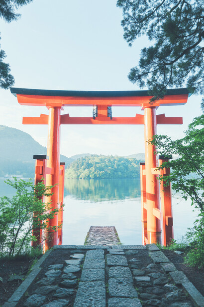 Arco de estilo japonés clásico frente a un lago en calma. ¿Qué es lo que más necesitan ahora? Corran a darlo, ofrecerlo a otros, con intención, incondicionalidad y alegría