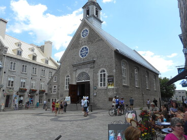 En lugar de medir definitivamente el mundo, el lenguaje comienza a señalar direcciones posibles, a sugerir relaciones todavía no completamente comprendidas. Iglesia de Nuestra Señora de las Victorias, Plaza Real, Quebec, Canada