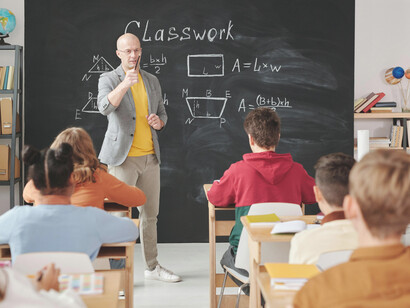 Aunque la IA ha aligerado la carga de trabajo, el rol del docente sigue siendo fundamental como curador y guía en el proceso educativo