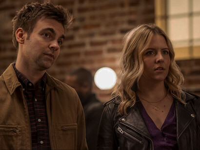 Heléne-Yorke-and-Drew-Tarver-in-The-Other-Two-Publicity-H-2021