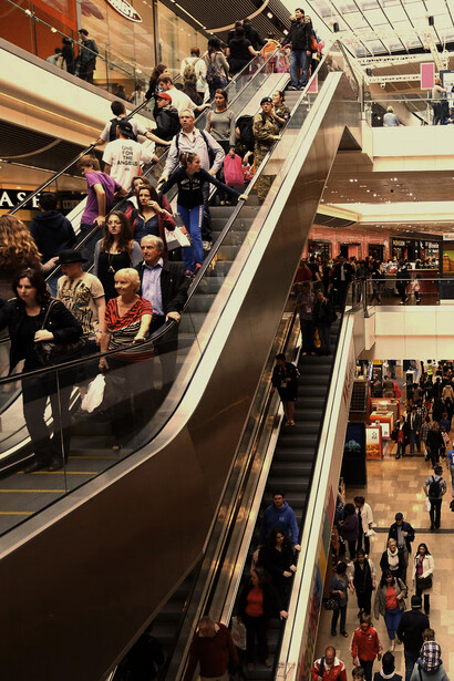Cientos de personas en un centro comercial. El deseo vence al ser