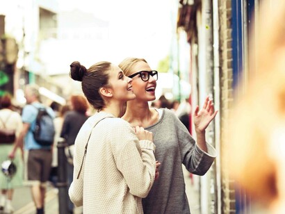 Acusados en ocasiones de conformistas, lo cierto es que los jóvenes parecen mucho más impermeables que sus mayores a los cantos de sirena de la publicidad 'siglo XX'