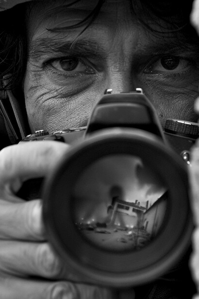 Guardate: siamo in collegamento da Babele, dove si dice gioia e significa tristezza, si dice amore e si offende la lealtà