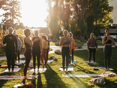 La pratica quotidiana di ATB combina movimento, osservazione interiore e presenza consapevole, aiutando a integrare mente, corpo ed energia in un’esperienza concreta