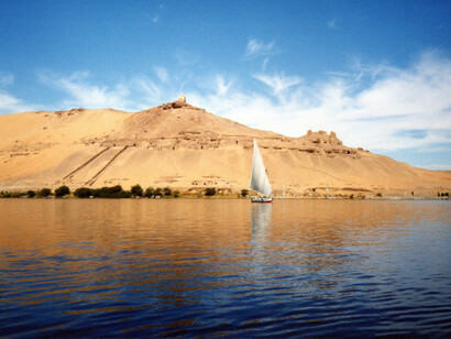 Faluca surcando el Nilo en la región de Asuán, Egipto