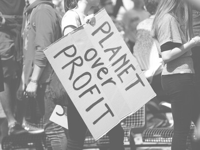 Manifestazione contro il cambiamento climatico. L’adesione al politicamente corretto, dunque, implica per certi versi un atteggiamento ‘modaiolo’, ma presenta caratteristiche assai più profonde