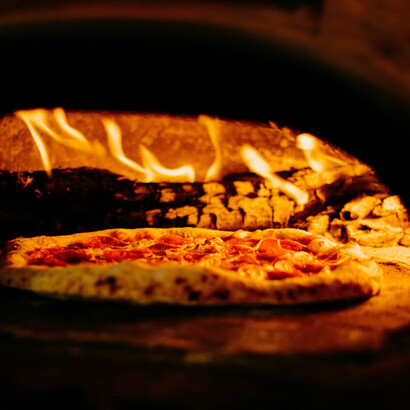 En el siglo XVIII, Nápoles transformó ese antecedente en un plato popular y callejero, accesible para las clases trabajadoras