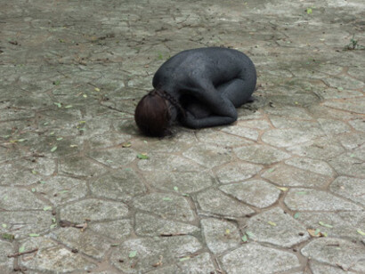 Regina José Galindo en una de sus «performances»