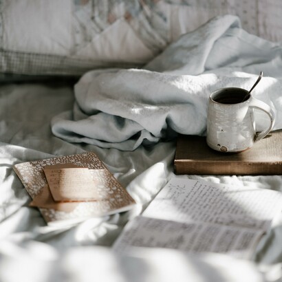 giornale e caffé a letto