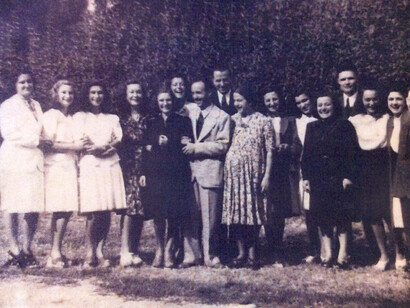 Il matrimonio della zia Rina e Tobia, una fila di belle ragazze, a cominciare dalla sposa. Un matrimonio in grande allegria, guardate come ridono tutti! La mia mamma, dopo pochi giorni, partorirà Mariella.