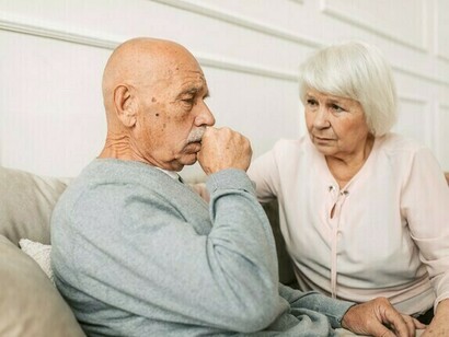 Frau hilft älterem Mann mit Alzheimer, sich besser zu fühlen