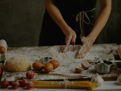 Cozinheira mistura os ingredientes da massa