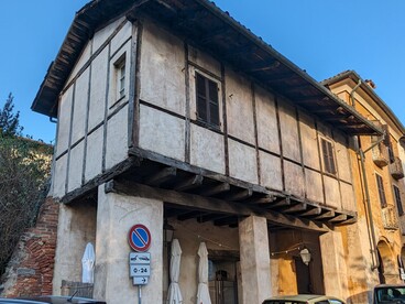 Casa su travi in zona Piazzo. Biella, Italia