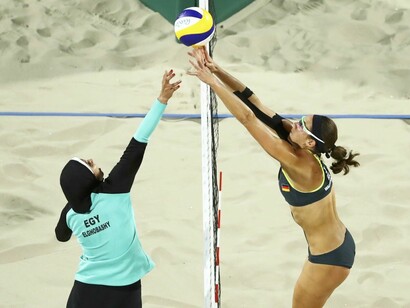 Jogo de vôlei de praia entre o Egipto e Alemanha
