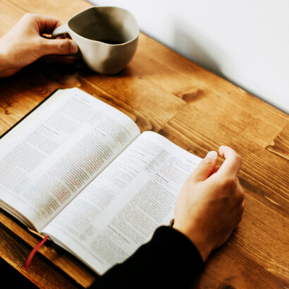 En su obra, lo divino aparece como una presencia ambigua que interpela más de lo que consuela, intensificando la experiencia humana del sufrimiento