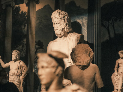 Esculturas griegas expuestas en una sala de museo