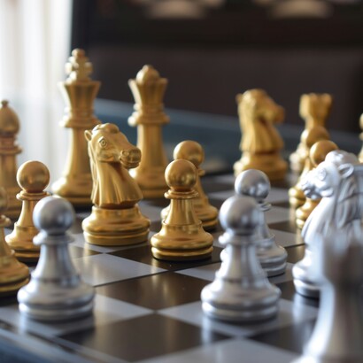 Questo modello mostra come la vita possa emergere da semplici regole locali e interazioni tra unità replicanti