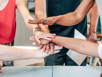 Ao abraçar a humildade, libertamo-nos do fardo do perfeccionismo e abrimos espaço para a compaixão e empatia, enxergando a beleza nas imperfeições