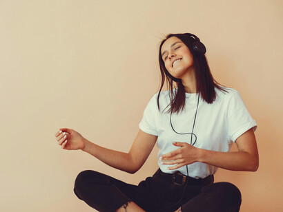 Una mujer escuchando música por los auriculares. La música hace la vida más bella