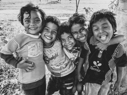 Amigos se juntam para tirar uma foto em que o afeto e a aceitação entre eles criam o elo do grupo