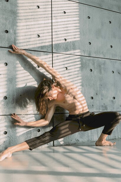 Penetrar realidades internas pela dança amplia a noção de self, integrando-nos ao cosmos e permitindo a busca dos mistérios universais