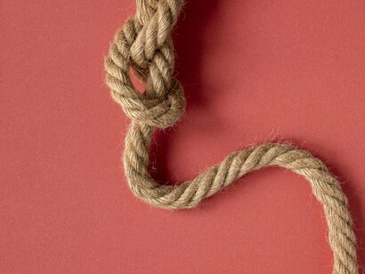 Corda com nó. Sim os motivos são variados, briga em família, problemas no trabalho, um filho mais ardiloso, um equívoco, um amor despedaçado, alguém com o qual estamos travando uma luta enorme, uma doença, ou mesmo nossas sombras apontando internamente que somos fracassados e nos jogando num abismo surreal, enfim seja lá qual for a questão, ela cria uma linha reta, rígida e tensa, que logo inaugura um campo de guerra

