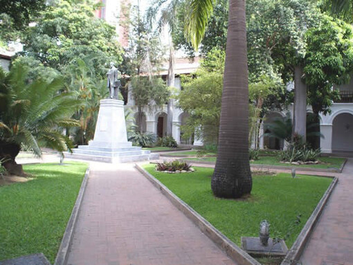 Jardines en la Sede de la Academia Venezolana de la Lengua en el centro de Caracas, Venezuela