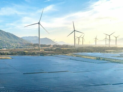 A noção de desenvolvimento sustentável, consolidada a partir do Relatório Brundtland em 1987, passou a exigir uma redefinição das estratégias de desenvolvimento, incorporando de forma integrada as dimensões econômica, social e ambiental