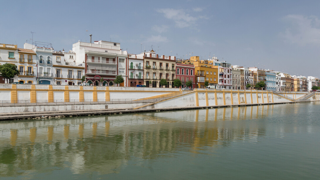 El paseo fluvial del barrio de Triana, visto desde una embarcación en un embalse del río Guadalquivir, en Sevilla, España