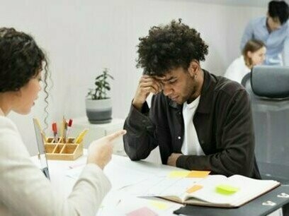 Homem negro vítima de racismo no ambiente de trabalho. Mesmo que não possamos acabar com o racismo hoje, há várias ações que você, enquanto pessoa pode fazer no momento: ouvir e aprender com as histórias e experiências de pessoas que enfrentam o racismo, compartilhar informações e conscientizar seus amigos e familiares, apoiar causas e organizações que lutam contra o racismo, e praticar o respeito e a empatia no seu dia a dia. Cada pequena ação conta e ajuda a construir um mundo mais justo e igualitário