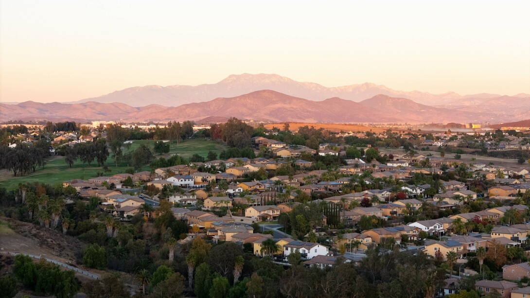 A serene suburban sunset near Murrieta, California, where rolling hills and distant mountains cradle the gateway to the rejuvenating haven of this hot springs getaway spot © Photo by Bri Amato