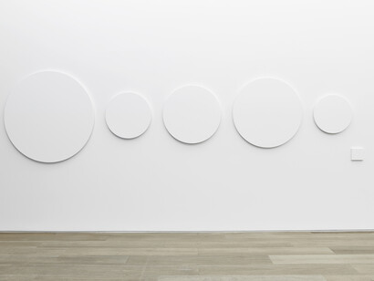 View of the exhibition Claude Rutault, Galerie Perrotin, New York, November 20, 2014 – January 3, 2015. “charity begins with others”, 2014, paint on canvas, variable dimensions according to the actualization (actualization at Galerie Perrotin: 461 x 122 cm / 181½ x 47¼ in.). Photo: Yachin Parham, Courtesy Galerie Perrotin