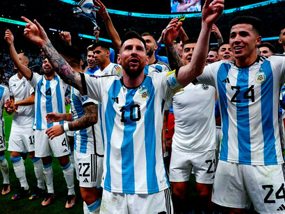 Qatar, Coupe du Monde 2022. Ce dimanche 18 décembre s’achève sur la victoire de l’Argentine de Lionel Scaloni face à l'Équipe de France de Didier Deschamps, au terme d’un match au scénario assez incroyable et même irrationnel 