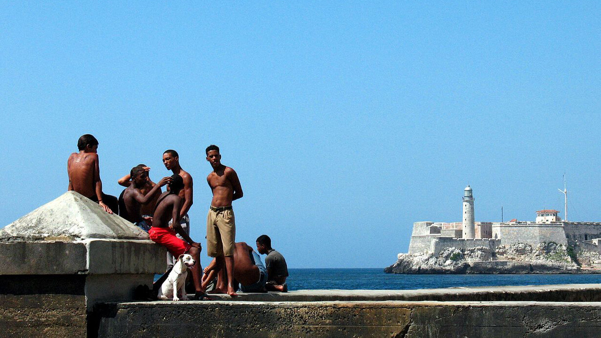 Jóvenes en el Malecón de La Habana