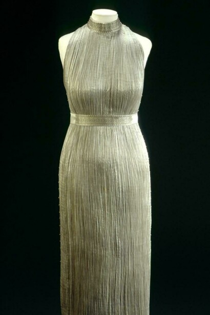 Traje "Delphos" en tonos claros diseñado por Fortuny