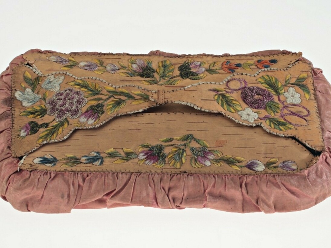 Handkerchief case, Huron-Wendat, 1850-1900. Gift of Henry W. Hill, ME938.10 © McCord Museum