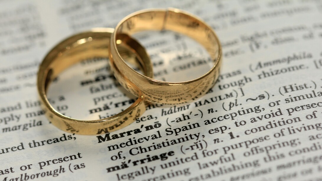 Nei secoli passati, il matrimonio in Italia era spesso un accordo tra famiglie, finalizzato a consolidare alleanze economiche o sociali, mentre oggi è prevalentemente basato sull'amore e sulla scelta personale dei coniugi