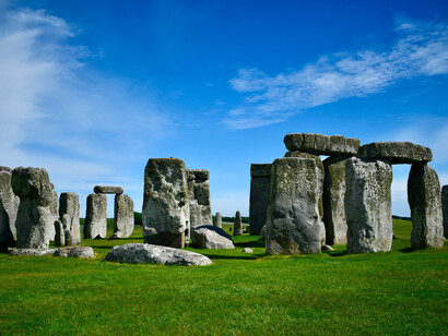 Menhirs de Stonehenge. Ces lieux questionnement, intriguent et fascinent les Hommes : Comment ont-ils été choisis et érigés ? Avec quels moyens technologiques ? Et surtout pourquoi ? 
