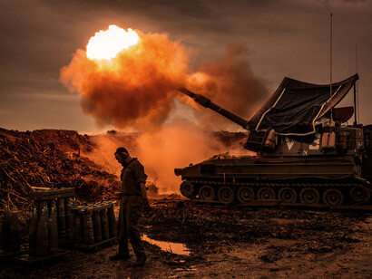 Tanque israelí en el campo de batalla en la Franja de Gaza