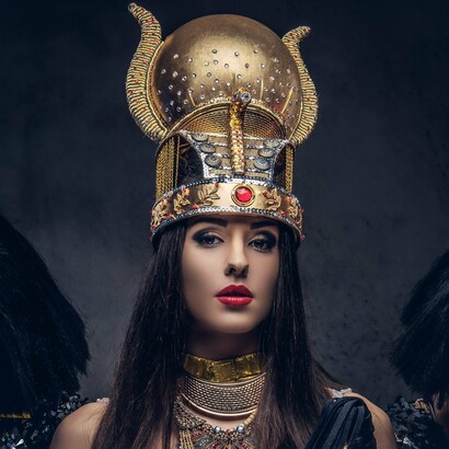 Wearing an opulent headpiece, this modern-day queen channels Cleopatra’s bold style and enduring impact on beauty trends
