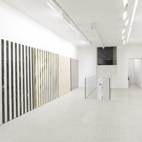 All images: Daniel Buren « Photos-souvenirs » : Vue de l’exposition / View of the exhibition « Au fur et à mesure, travaux in situ et situés », kamel mennour (6 rue du Pont de Lodi), Paris, 2015 © ADAGP Daniel Buren, Photo: Fabrice Seixas, Courtesy the artist and kamel mennour, Paris