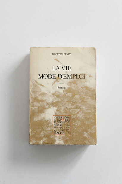 Dora Garcia, Read with golden fingers (la vie mode d’emploi by Georges Perec), 2011, livre usagé et feuille d’or. © Dora Garcia