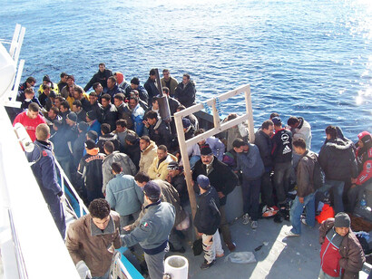 Migranti. Tra gennaio e agosto, quasi 20.000 persone hanno intrapreso il pericoloso viaggio via terra verso le coste della Libia o della Tunisia, per attraversare il Mediterraneo e approdare nel territorio più meridionale dell'Italia, l'isolotto di Lampedusa