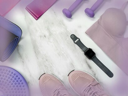 Aparatos de atividade física e smartwatch. Tendo em conta as informações pessoais que damos ao nosso wearable no momento da configuração, estamos a personalizar a base de dados do mesmo. Assim, cruzando a informação e saúde geral à qual a IA tem acesso, mais a personalização dos nossos dados, a IA consegue analisar esses dois dados: geral e pessoal, para criar a nossa “ficha pessoal”. Com essas informações consegue saber, na leitura frequente, neste exemplo dos sinais vitais, compreender se é algo a alertar ou não